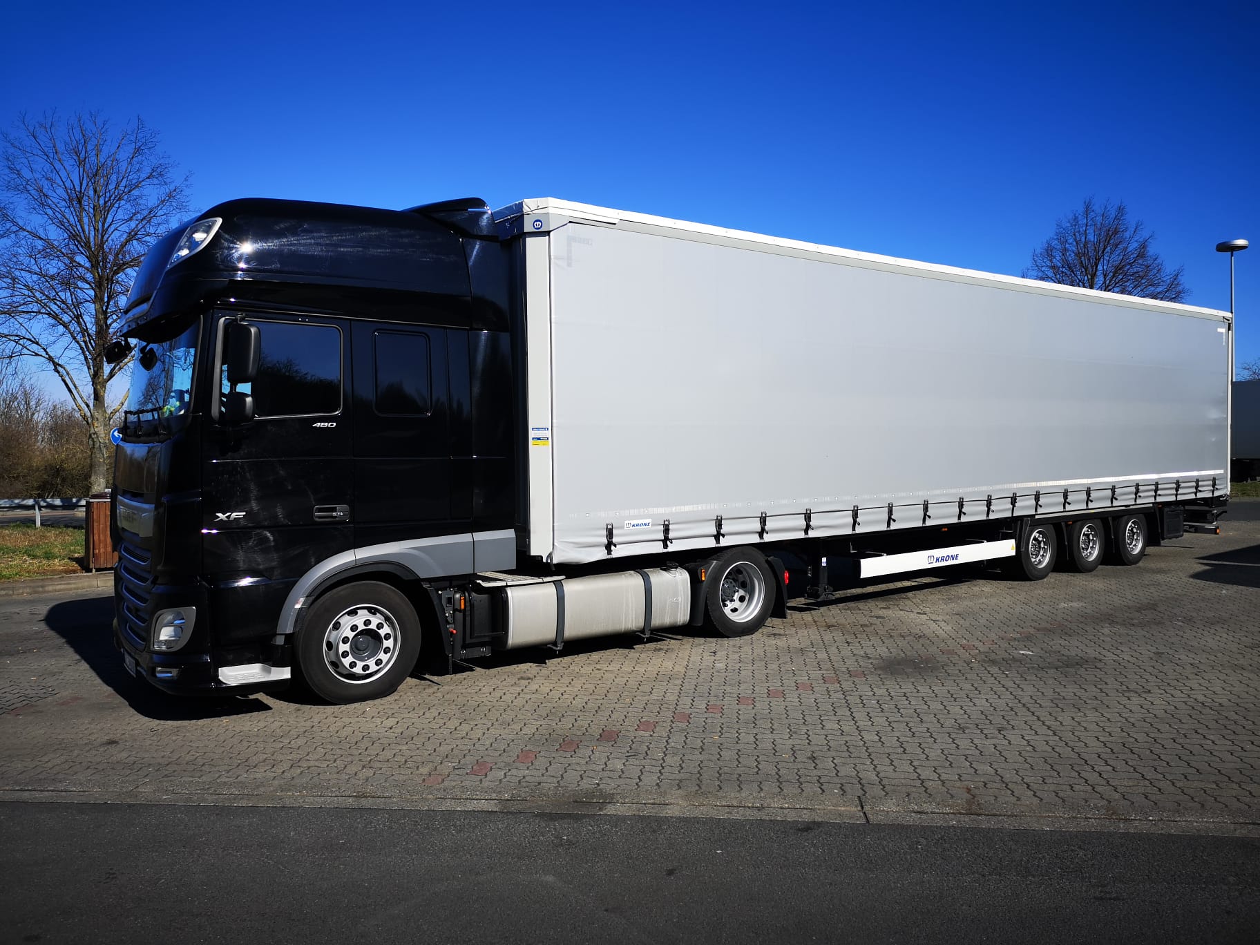 Ciągnik DAF XF 480 z naczepą Krone — bok
