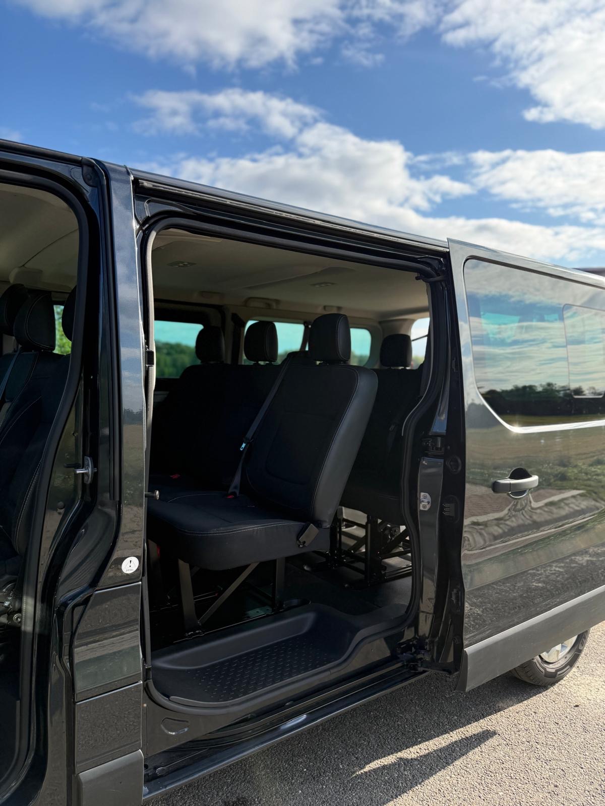 Renault Trafic — bok z otwartymi drzwiami