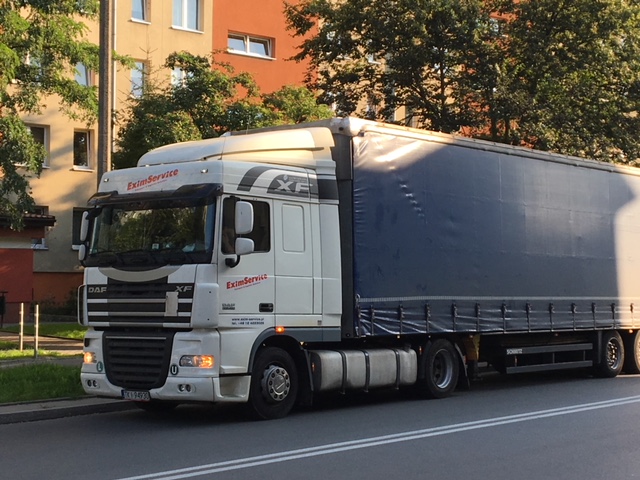 EximService DAF XF z naczepą plandekową