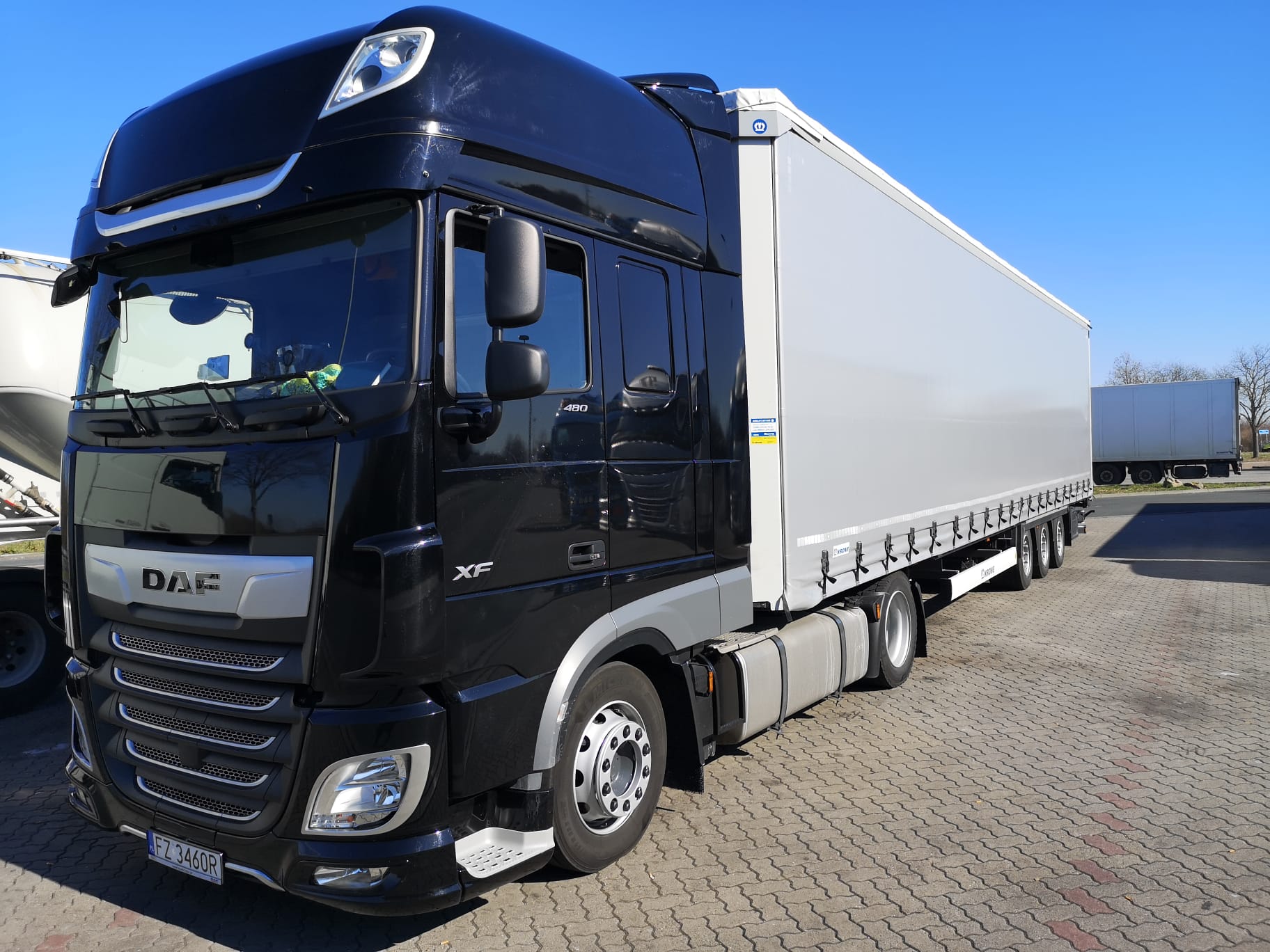 Ciągnik DAF XF 480 z naczepą Krone — przód