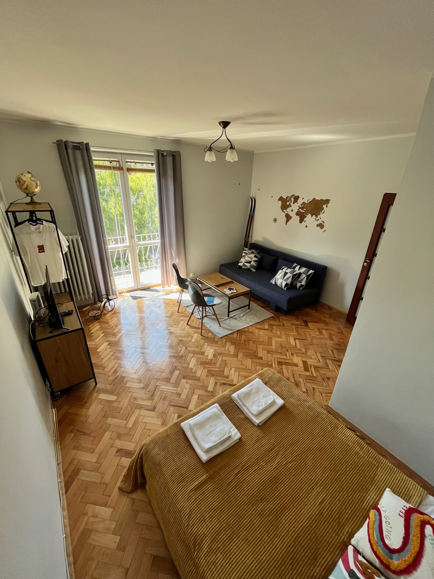 Apartament — szeroki widok na strefę dzienną