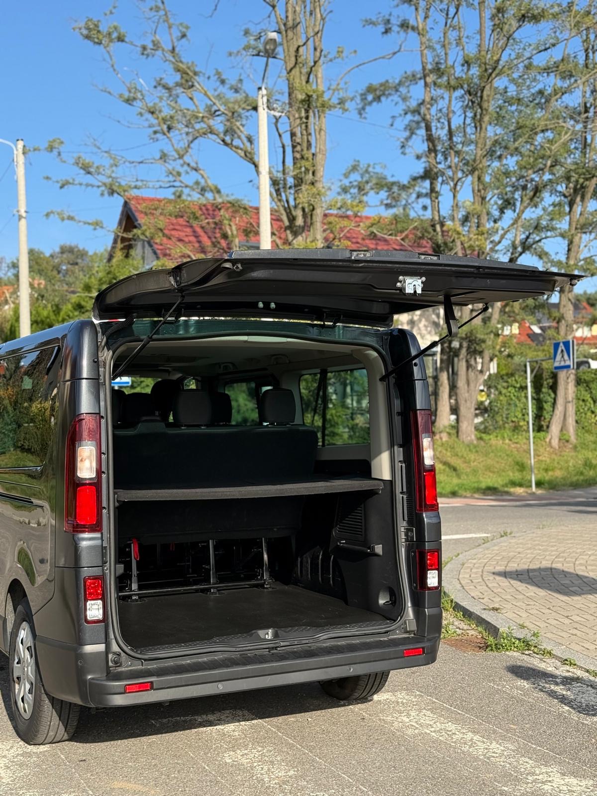 Renault Trafic — tył z otwartym bagażnikiem