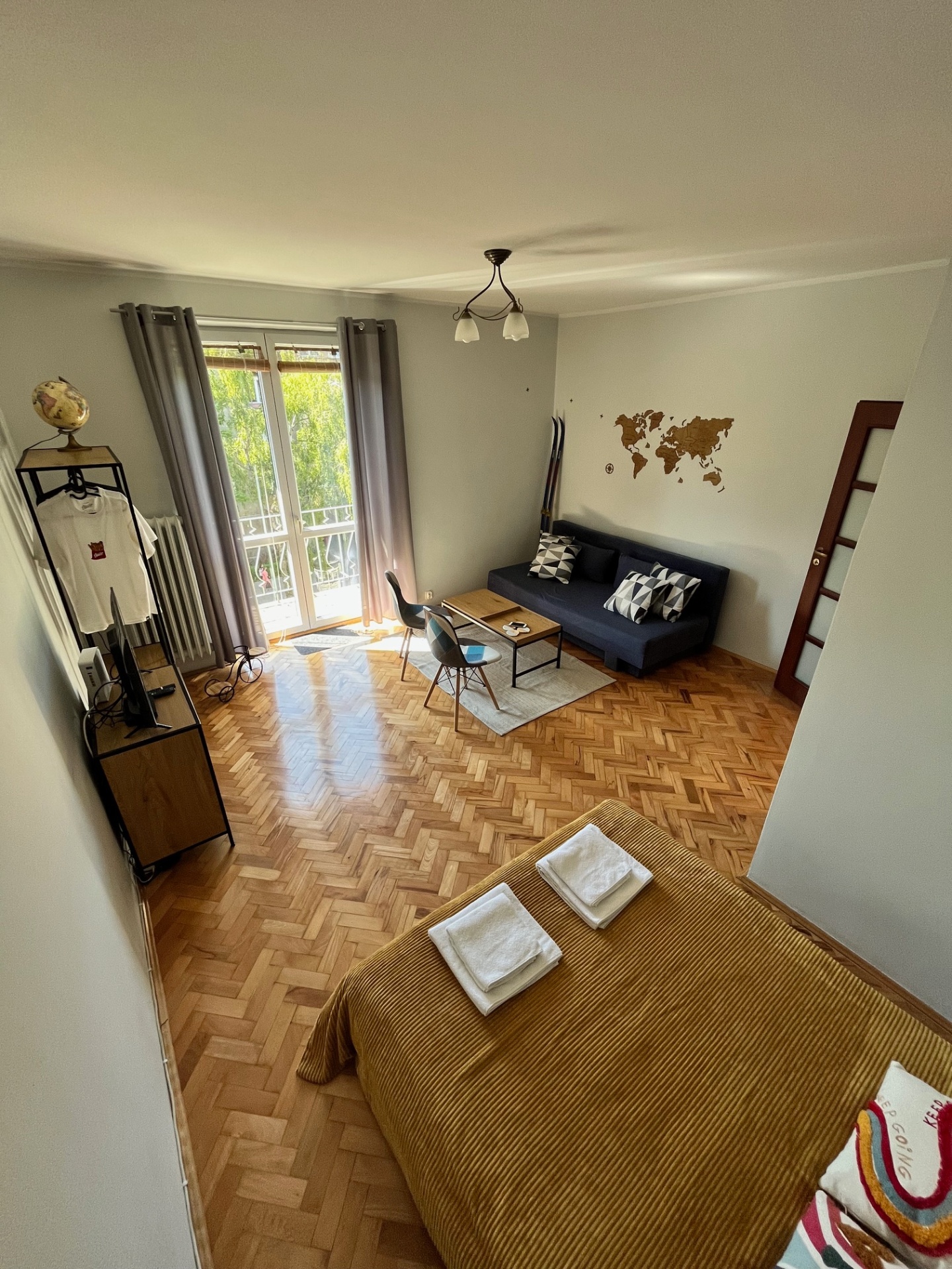 Apartament — przestronna strefa dzienna z sypialnią